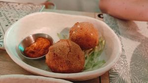 Arancini relleno de carne y queso at Local92 in Barcelona