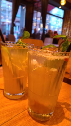 Bodhi Fantasy und hinten Grüntee (kalt) m Ingwer at Bodhi Vegan Living - St George in Hamburg