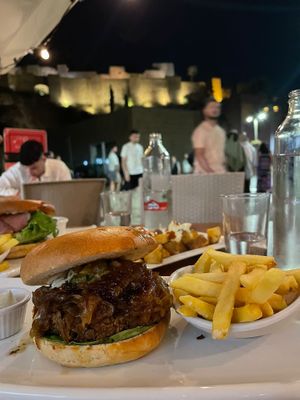 Hamburguesa vegetal 15.95€ at La Plaza Malaga - Calle Alcazabilla in Malaga