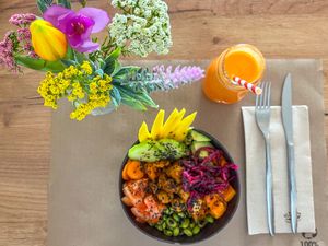 Poke bowl with tofu and special fresh juicee  at Can Kiwi in Mallorca