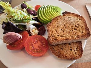 Toast basica with avocado in addition at Can Kiwi in Mallorca
