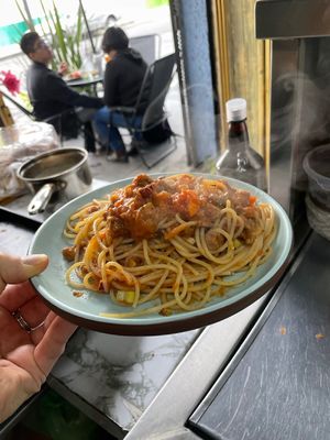 Excelente pasta a la boloñesa, muy rica, recordé el sabor de la pasta europea original. at Roots in Mexico City