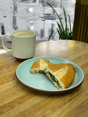 La promocion del cafe mas sandwich, es una perfecta y deliciosa combinacion para empezar mi mañana  at Roots in Mexico City