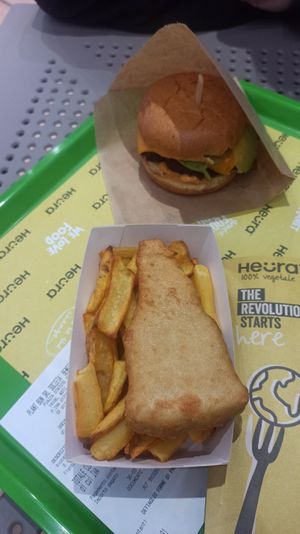 Fish & chips più burger sullo sfondo at Plant Bun in Asti