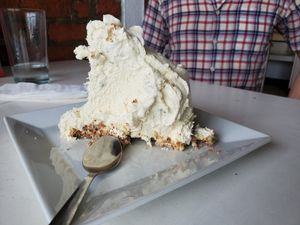 Chiffon maracuyá (passion fruit) at Arbol de Seda in San Jose