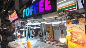 Toffee (you can see 7 Eleven in the background) at Jay-Hui @ Chinatown Night Market in Bangkok