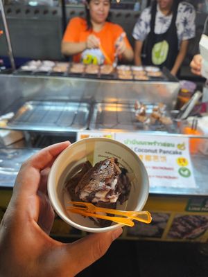 Coconut pancake at Jay-Hui @ Chinatown Night Market in Bangkok