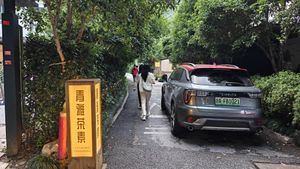 Turn into this alley for 清雅茶素 restaurant at Qing Ya Cha Su - 青雅茶素 in Hangzhou