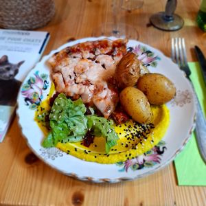 Tarte de saison du moment : aux légumes (aubergines) et généreuse en fromage végétal ! at Le Canithé in Toulouse