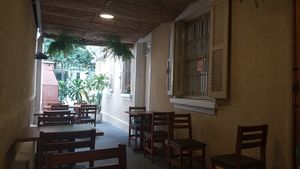 O local tinha 4 ambientes: este da foto, mais 2 comodos internos e uma area externa de quintal na frente at GES YU - Vegan Food in Sao Paulo