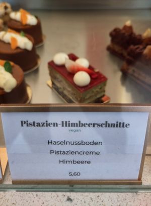 Pistazien-Himbeerschnitte at Hans liebt Kuchen in Stuttgart