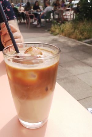 Iced Latte mit Hafermilch  at Hans liebt Kuchen in Stuttgart