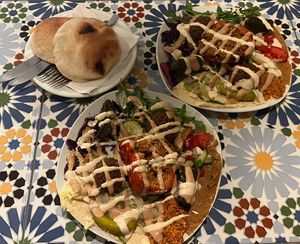 Vegan Teller mit Erdnuss- und Sesamsoße  at Ibras Bistro in Erfurt