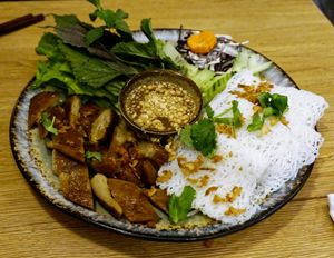 Bánh hỏi vit quay
Vermicelle au canard rôti végétarien grillé au cinq épices at Bếp Việt in Paris