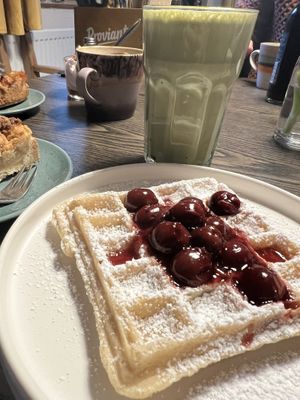 Waffel mit Kirschen & Matcha Latte  at Lebenshof MutimBauch in Ottenhoefen Im Schwarzwald