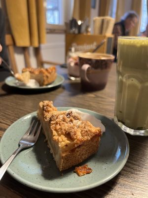 Apfel-Streusel-Kuchen, Cappuccino und Vrischkäse-Beeren-Tiramisu  at Lebenshof MutimBauch in Ottenhoefen Im Schwarzwald