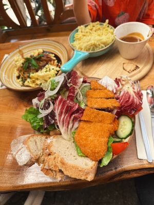 Salat mit Schnitzel, Kösespätzle, Spätzle mit Soß  at Lebenshof MutimBauch in Ottenhoefen Im Schwarzwald