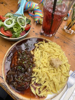 Zwiebelrostbraten mit hausgemachten Spätze und Beilagensalat 🥗   at Lebenshof MutimBauch in Ottenhoefen Im Schwarzwald