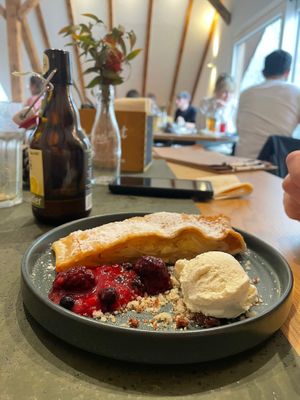 Handgezupfter Apfelstrudel mit Vanilleeis at Lebenshof MutimBauch in Ottenhoefen Im Schwarzwald