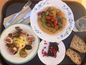 Starter: maracuya mango fig salad, main: smashed sweet potato with pesto and roasted tomatoes peppers and Aubergine, dessert: chocolate tarts  at MIAM Collectif in Perpignan