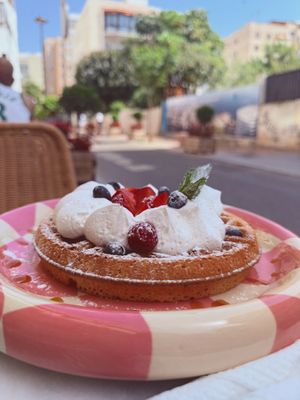 Cream & Berries waffle at Morning People in Marbella