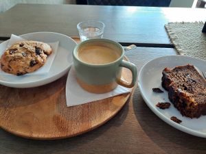 Sehr guter Kaffee, lecker Peanut-Cookie und das Bananenbrot ist auch hervorragend! at Springer in Bergen Auf Ruegen
