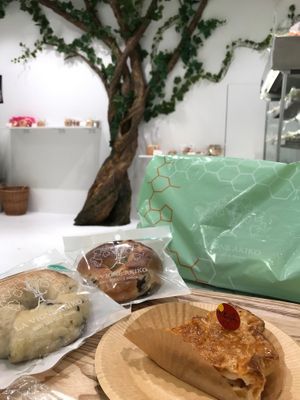 Vegan bagels and a vegan apple pie at La Vigne Akiko - Sunshine City in Tokyo
