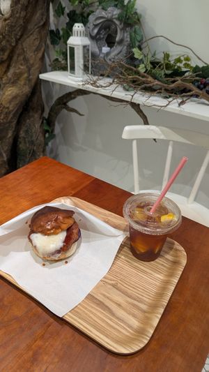 Vegan smash cheeseburger and iced tea at La Vigne Akiko - Sunshine City in Tokyo