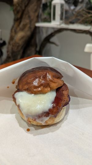 Vegan smash cheeseburger at La Vigne Akiko - Sunshine City in Tokyo