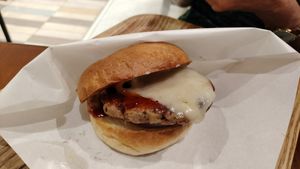 Smash Cheese Burger at La Vigne Akiko - Sunshine City in Tokyo