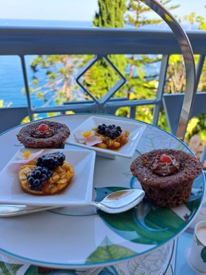 vegan chocolate cake and applepie at Reid's Palace in Funchal