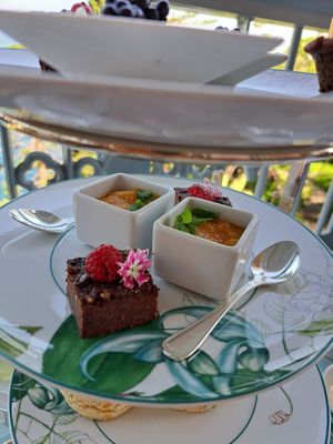 vegan brownie and mangocreme at Reid's Palace in Funchal