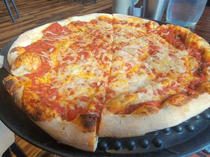 Vegan cheese pizza at Sparky's Landing in Mount Shasta