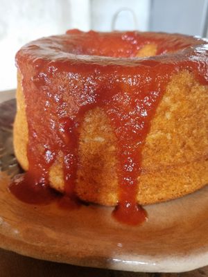 Bolo de queijo com calda de goiabada at Ecovila Coração da Mata in Brumadinho