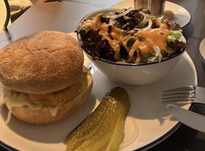 Veganes Schnitzelsandwich mit Salat mit veganem amerikanischen Dressing (alle 3 Dressings sind vegan)  at The Cafédrale - Rathauspassage in Hamburg