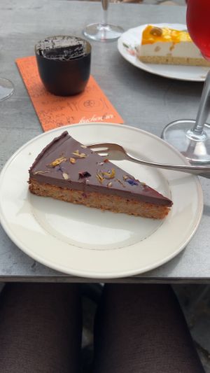 Veganer Apfel-Karotten-Kuchen  at Kuchenbar in Regensburg