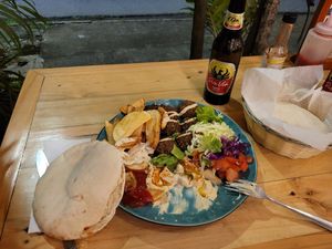Falafel Platte... Pita ist inclusive. Sehr lecker.... at Falafel Bar in Manuel Antonio