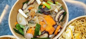 Gebakken noodles, gebakken rijst en groente met rijst en champignons at Quynh Nhu in Ha Giang