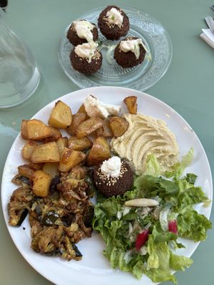 Assiette Mezze + 4 falafels commandés en suppléments  at Lion et Papillon in Tours