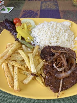 Seitan con riso e patate fritte   at Restaurante AY NI in Sucre