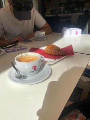 Cappuccino mit Soya milch und super Croissants – nature oder mit Orangenmarmelade   at Regina di Coni in Olbia