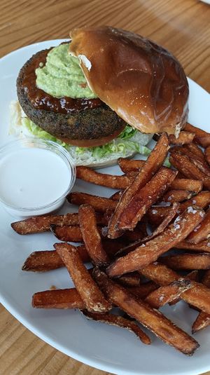 Exemple d'hamburguesa amb moniato fregit i maionesa vegana. at Bacoa Burger Gavarres in Tarragona