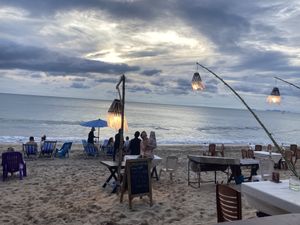 Tafels ook op het strand.  at Lanta Paradise Restaurant in Krabi