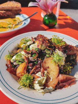 From the Earth: Potatoes.
Roasted potatoes with dill aioli, black bean salsa & caramelized onions. 5th of September, 2025. 165 sek. at Cornershop  in Johanneshov