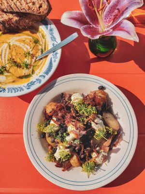 (Below) From the Earth: Potatoes.
Roasted potatoes with dill aioli, black bean salsa & caramelized onions. 5th of September, 2025. 165 sek. at Cornershop  in Johanneshov