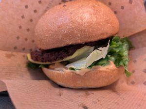 Classic cheese burger at Swing Kitchen in Zurich