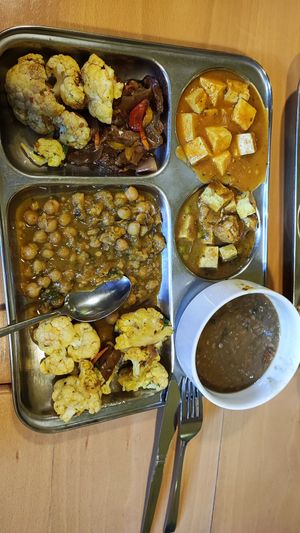 Buffet con ceci, lenticchie, vari tofu, verdure at Dhaba Beas - Tynska in Prague
