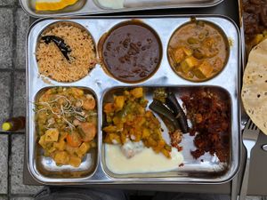 The metal plate is not very hip, but the food is 😁👍 at Dhaba Beas - Tynska in Prague