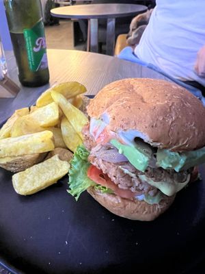 El lugar es agradable y tiene una muy buena ubicación,  pedi hamburguesa con papitas, delii, tienen una salsa de aji para chuparse los dedos 🤌🏻 la galleta y el cafe delicios at SAMSARA in Lima