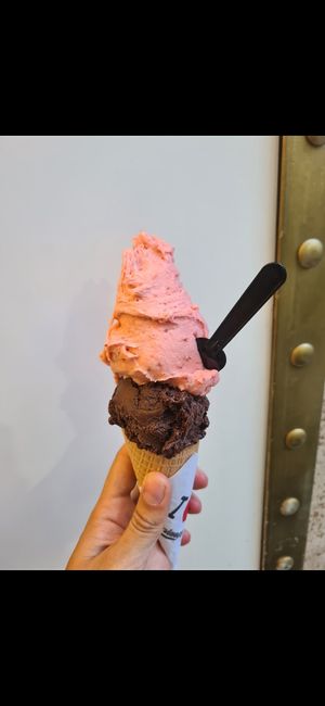 straawberry and dark chocolate at Lucciano's Peatonal Sarmiento in Mendoza